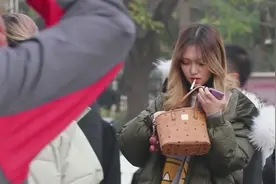 三里屯街拍，拥有一位时尚辣妈是怎样的感觉，这位小妹妹深有体会视频封面