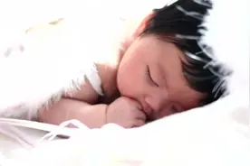 阿拉蕾婴儿时期照片曝光 大眼睛小胖手真是可爱视频封面