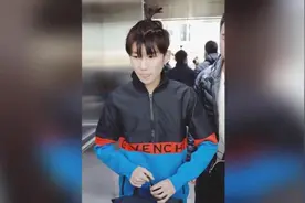 王源扎冲天辫现身机场 抿嘴吐舌卖萌超可爱