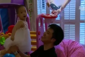 黄毅清带女儿看赛车 紧抱狂亲不撒手视频封面