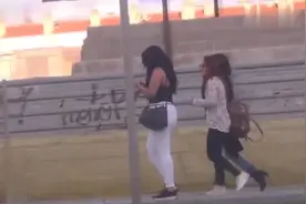 国外爆笑街头恶搞：在地上粘苹果手机，路人为抢手机大打出手视频封面