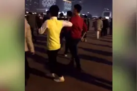 广场舞又出新奇葩，黄衣服帅哥自创新式舞蹈，这舞姿真是魔性