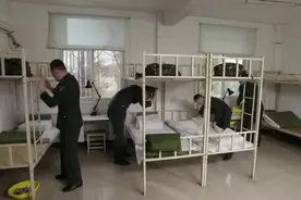 4个特种兵教官宿舍漂亮，伙食也不错，三荤一素，战友乐坏了！