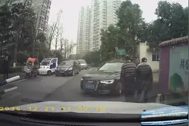 奥迪女司机路口无逻辑掉头，自己都弄的不好意思了