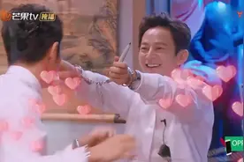 何炅撒贝宁这缠绕式拥抱也是没谁了！这俩简直是行走的戏精兄弟