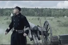 教官向士兵演练火炮操作，不料一炮命中猪圈，可怜的猪被炸成碎肉视频封面