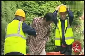 搞笑整蛊：你的裤子裂开了，吓懵路人！视频封面