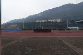 大学生参加冬季军训，同学你吃饭好霸气，是条汉子图片
