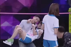 张艺兴公主抱鞠婧祎频忘台词，这表现的太逗了！视频封面