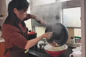 天气特别冷，在家教你香菇豆腐汤最简单的做法，喝一碗全身暖和视频封面