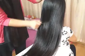 大学生妹子头发又长又有光泽，轻轻梳一下，好柔顺