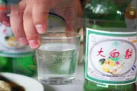 东北的大白梨明明是饮料，为什么用啤酒瓶装，今天可算知道了！