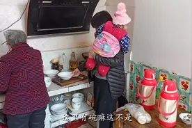 农村93后媳妇生了三个娃，给家里老人做饭，就这样凑活着过日子视频封面