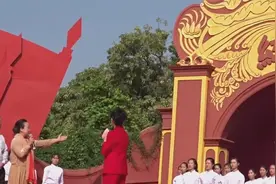 彭湃烈士孙女彭伊娜在海丰红场上动情讲话，瞬间被感动的流泪了！视频封面