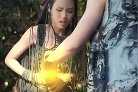 好友突然用刀刺入女孩肚子，女孩肚子发出金光，奇迹出现了！视频封面