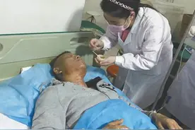 在厕所点根烟，竟引发燃气爆炸！小伙和门窗被炸飞，多层电梯门被冲击变形！图片