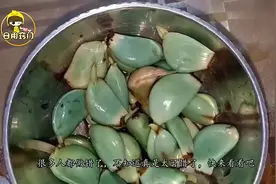 变绿的大蒜还能不能吃？放到醋里能保存多久，记得告诉家人视频封面