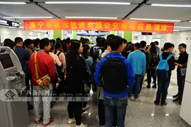 南宁地铁1号线“突发故障” 公交接驳疏散乘客图片