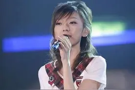 还记得06超女张亚飞么？她去趟非洲领养个“儿子”图片
