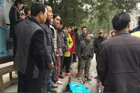 九江修水一老人等车时突然倒地身亡 曾患尿毒症图片