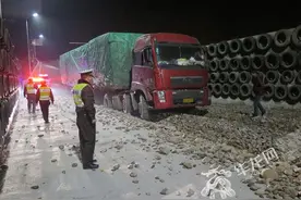 重型货车刹车失灵 高速路上冲进避险车道图片