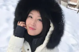 颜值回春！45岁杨钰莹躺雪地自拍显活力图片