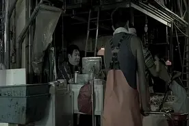 帅哥去海鲜市场，居然在池子捞出那么大的家伙