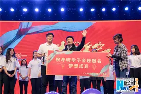 王宝强携电影《大闹天竺》空降烟台 畅聊逆袭之路图片
