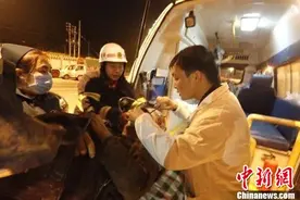 村民落井 施救人员37小时奋战成功解救图片