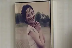 女儿不在家，妈妈却发现女儿房门开着，进门看到这一幕瞬间气疯视频封面