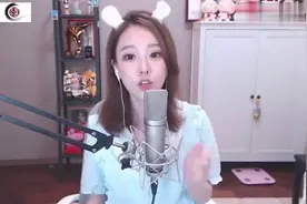 冯提莫想上洗手间，临走前还作动作卖萌，在家里光脚走路！视频封面