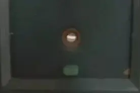 可怕！听到敲门声，透过猫眼竟看到一双眼睛……年底该换锁了！图片