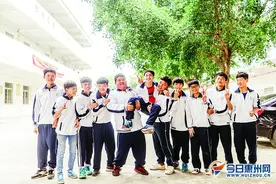 脑瘫少年被爱包围：上厕所有人带 爬楼梯有人扶图片
