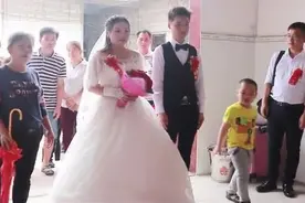 广西桂林农村一姑娘出嫁，告别亲人时，亲人们都给了大红包