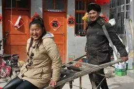 大衣哥朱之文曝近况：在农村爬树抓鸡练武术，和原配妻子很幸福图片