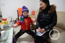 4岁男孩被父亲放幼儿园10个月：快记不清妈妈的样子了图片