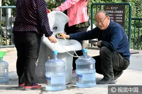 济南：泉水直饮点变取水点，水桶水管齐上阵图片