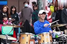 街头艺人架子鼓演奏《当你》旋律欢快，让人情不自禁哼起来