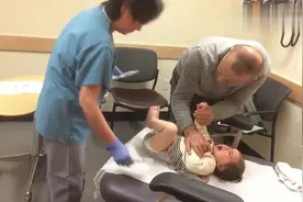国外宝宝打疫苗，不到一分钟连打3针，脸都哭红了！好可怜视频封面