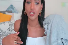 灰色短款上衣搭配灰色休闲裤，舒适显瘦还显腿长