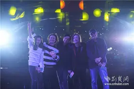 《摆渡人》：梁朝伟为拍戏克服国语难关 王家卫希望影片带来温暖图片