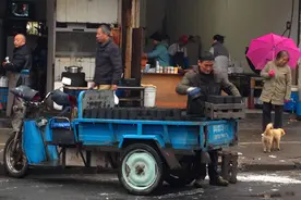 送煤工：骑的是煤车，送的是温暖图片
