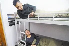 八连传统：新兵睡下铺，班长睡上铺图片