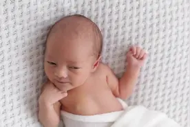 宝宝出生时手掌是握拳还是张开，跟健康有关？看育儿专家怎么说！视频封面