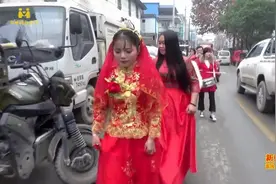 湖南湘西小伙接新娘回来，新娘走路都霸气，专门为她配了这首情歌视频封面