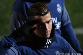 皇马备战世俱杯决赛 C罗耍帅水爷秀脚法图片