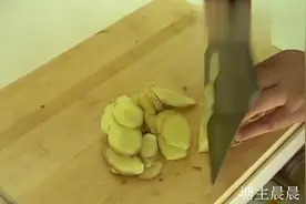 农村姑娘用家乡土方生姜刮痧治风寒，你觉得这种方法有效吗视频封面