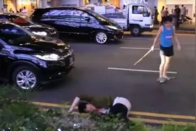 遇洋汉狂敲车窗 男子挥棍反击图片