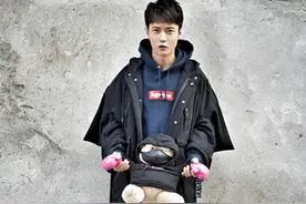 张丹峰穿儿子同款潮服卖萌 父子幸福撞衫图片