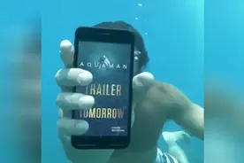 《海王》男主角亲自跳到海里拍照做推广，在水下用的什么品牌手机